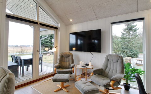 Cholena - 700M from the Sea: Hout, Meubilair, Interieur Ontwerp, Flooring, Plafond, Woonkamer, Verdieping, Stoel, Bankstel, Kamer
