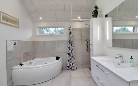 Cholena - 700M from the Sea: Flooring, Loodgieterswerkinrichting, Interieur Ontwerp, Badkamer, Verdieping, Wastafel, Kraan, Plafond, Loodgieter, Badkamerkast