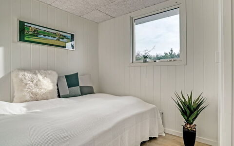 Cholena - 700M from the Sea: Hout, Flooring, Plafond, Verdieping, Interieur Ontwerp, Slaapkamer, Kamer, Laken, Bedding, Bed