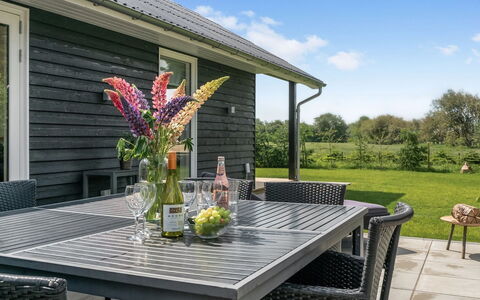 Cholena - 700M from the Sea: Meubilair, Buitenmeubels, Stoel, Tafel, Buitentafel, Keuken En Eettafel, Huis, Patio, Tuin, Verblijf