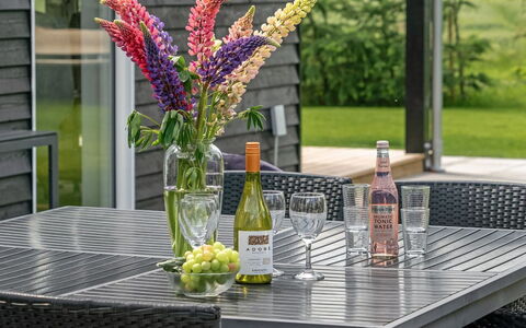Cholena - 700M from the Sea: Meubilair, Buitenmeubels, Stoel, Tafel, Keuken En Eettafel, Buitentafel, Tableware, Eetkamer, Bloempot, Koffietafel