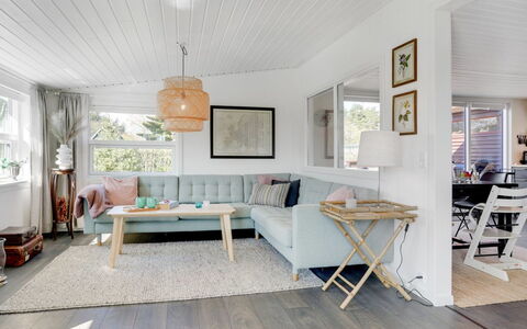 Sveina - 600M from the Sea: Meubilair, Interieur Ontwerp, Flooring, Bankstel, Hout, Verdieping, Houten Vloer, Woonkamer, Plafond, Huis