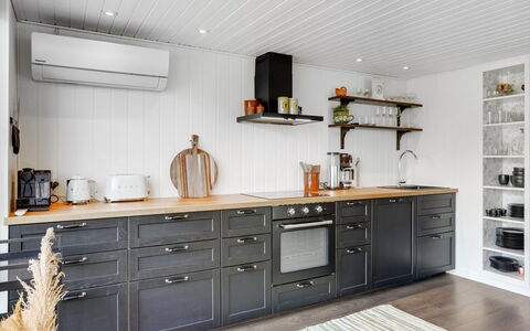 Sveina - 600M from the Sea: Hout, Keuken, Flooring, Cabinetry, Countertop, Interieur Ontwerp, Toestel Van De Keuken, Meubilair, Lade, Beits