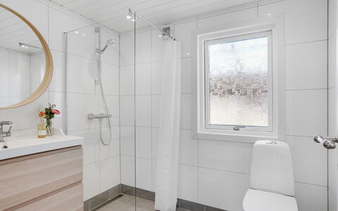 Sveina - 600M from the Sea: Flooring, Verdieping, Loodgieterswerkinrichting, Interieur Ontwerp, Badkamer, Loodgieter, Wastafel, Badkamerkast, Toilet, Kraan