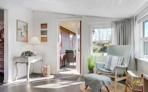 Sveina - 600M from the Sea: Meubilair, Interieur Ontwerp, Flooring, Hout, Verdieping, Plafond, Huis, Stoel, Houten Vloer, Woonkamer