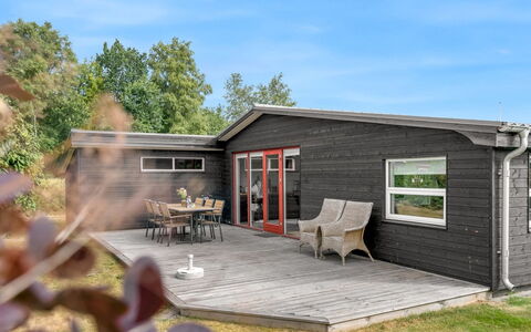Sveina - 600M from the Sea: Hout, Verblijf, Siding, Huis, Garden Gebouwen, Deur, Hardwood, Schuur, Plank, Dek