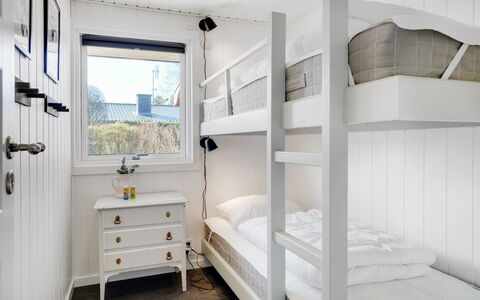 Sveina - 600M from the Sea: Slaapkamer, Bed, Bedding, Interieur Ontwerp, Huis, Appartement, Laken, Bed Frame, Stapelbed, Plafond