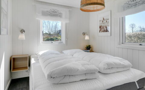 Sveina - 600M from the Sea: Bed, Slaapkamer, Hout, Bedding, Meubilair, Interieur Ontwerp, Laken, Plafond, Verdieping, Linens