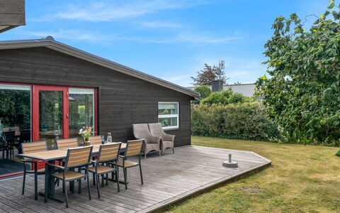 Sveina - 600M from the Sea: Hout, Verblijf, Huis, Plank, Hardwood, Siding, Groundcover, Dek, Beits, Garden Gebouwen