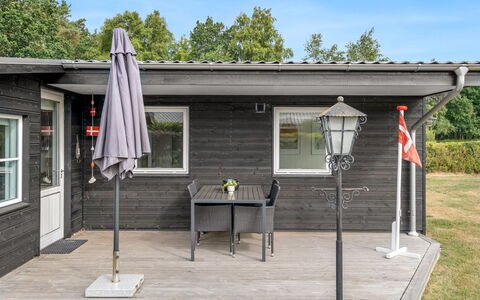 Sveina - 600M from the Sea: Hout, Siding, Deur, Huis, Veranda, Dek, Verblijf, Hardwood, Beits, Plank