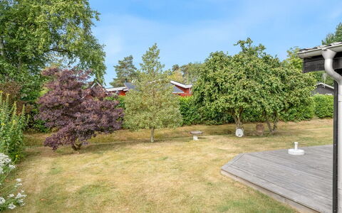 Sveina - 600M from the Sea: Struik, Tuin, Land Lot, Groundcover, Gazon, Landscaping, Schaduw, Werf, Backyard, Oprit