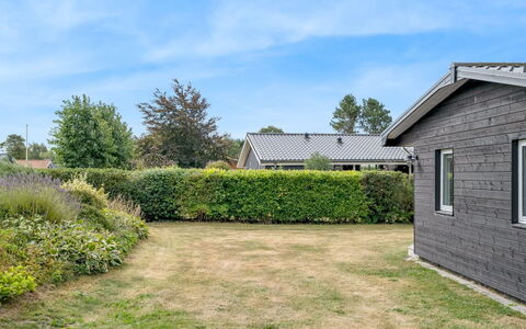 Sveina - 600M from the Sea: Struik, Huis, Huis, Verblijf, Tuin, Groundcover, Gazon, Siding, Landscaping, Werf