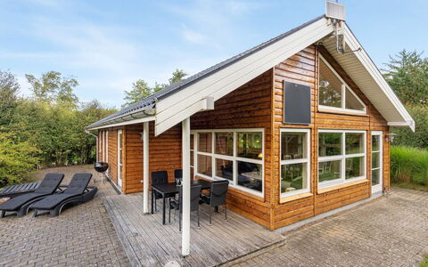 Krister - 250M to the Fjord: Gebouw, Huis, Venster, Huis, Dak, Woongebied, Struik, Verblijf, Land Lot