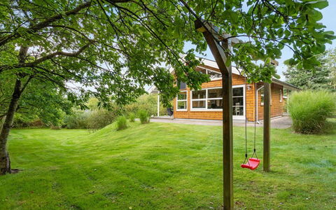 Krister - 250M to the Fjord: Gebouw, Huis, Venster, Huis, Dak, Woongebied, Struik, Verblijf, Land Lot