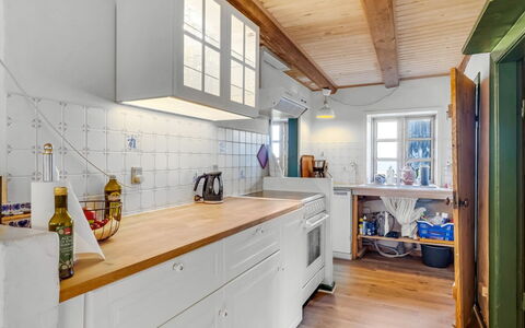 Agrippa - 30M to the Fjord: Keuken, Countertop, Flooring, Interieur Ontwerp, Hout, Cabinetry, Major Appliance, Toestel Van De Keuken, Plafond, Verdieping