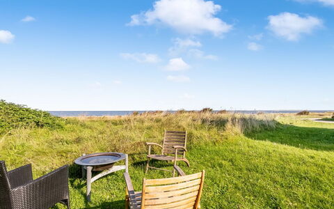 Agrippa - 30M to the Fjord: Lucht, Blauw, Horizon, Meubilair, Ecoregio, Grasland, Zomer, Buitenmeubels, Plain, Landschap