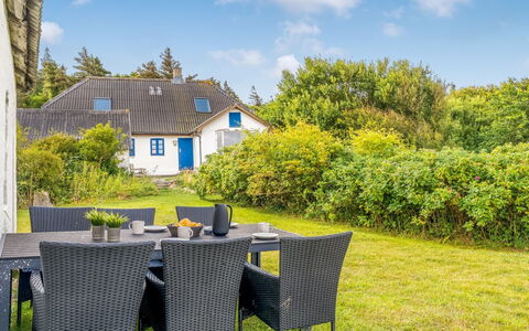 Agrippa - 30M to the Fjord: Blauw, Struik, Verblijf, Groundcover, Tuin, Landgoed, Schaduw, Landscaping, Boerderij, Eco Hotel