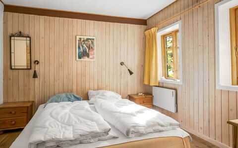 Agrippa - 30M to the Fjord: Bed, Slaapkamer, Interieur Ontwerp, Muur, Flooring, Verdieping, Hout, Meubilair, Laken, Bedding