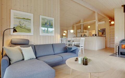 Frida - 700M from the Sea: Hout, Flooring, Interieur Ontwerp, Meubilair, Verdieping, Bankstel, Plafond, Woonkamer, Huis, Kamer
