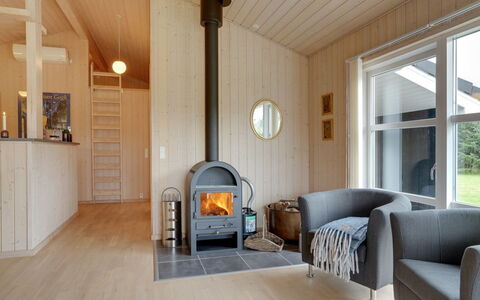 Frida - 700M from the Sea: Flooring, Hout, Interieur Ontwerp, Verdieping, Plafond, Meubilair, Kamer, Verlichting, Huis, Woonkamer