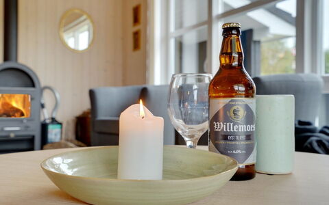 Frida - 700M from the Sea: Tableware, Drinkware, Hardwood, Serveware, Houten Vloer, Beits, Woonkamer, Plank, Fles