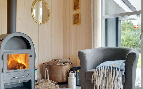 Frida - 700M from the Sea: Hout, Flooring, Meubilair, Interieur Ontwerp, Verdieping, Kamer, Houten Vloer, Woonkamer, Hardwood, Beits