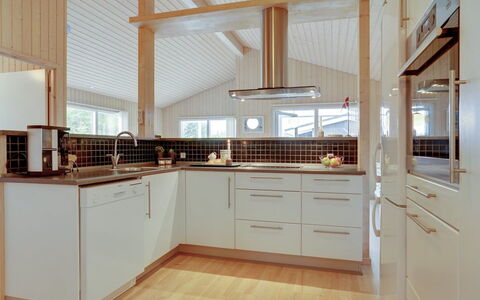Frida - 700M from the Sea: Keuken, Countertop, Interieur Ontwerp, Flooring, Hout, Plafond, Cabinetry, Lichte Inrichting, Verdieping, Toestel Van De Keuken