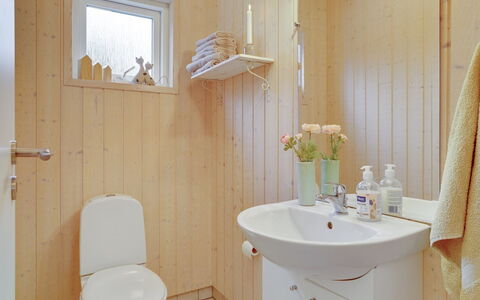 Frida - 700M from the Sea: Loodgieterswerkinrichting, Flooring, Wastafel In De Badkamer, Badkamer, Hout, Interieur Ontwerp, Wastafel, Verdieping, Kraan, Loodgieter