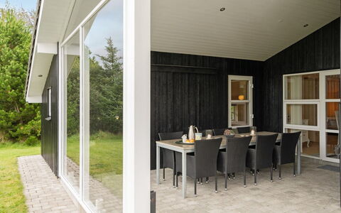 Frida - 700M from the Sea: Hout, Huis, Veranda, Plafond, Verdieping, Schaduw, Glas, Hardwood, Beits, Dek