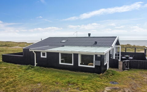 Adina - 50M from the Sea: Plantengemeenschap, Zonlicht, Kruidachtige Plant, Tuin, Plantage, Landbouw, Boerderij