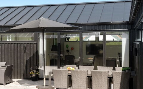 Claus - 500M from the Sea: Dak, Huis, Siding, Schaduw, Luifel, Dek, Outdoor Structuur, Veranda, Bloempot, Patio