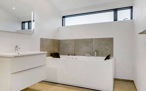 Claus - 500M from the Sea: Flooring, Verdieping, Loodgieterswerkinrichting, Interieur Ontwerp, Loodgieter, Bad, Kraan, Badkamerkast, Badkamer, Kamer