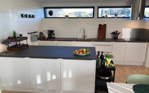 Claus - 500M from the Sea: Countertop, Keuken, Toestel Van De Keuken, Flooring, Interieur Ontwerp, Cabinetry, Huishoudapparatuur, Meubilair, Major Appliance, Fornuis