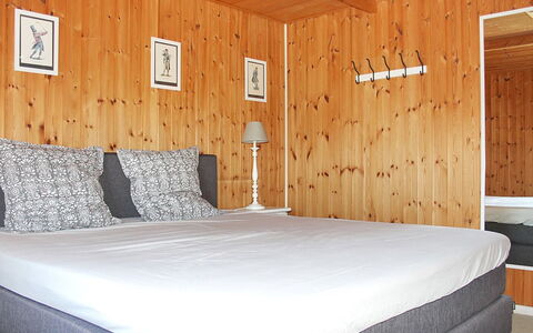 Mafalda - 260M from the Sea: Hout, Flooring, Meubilair, Verdieping, Interieur Ontwerp, Slaapkamer, Bed, Kamer, Laken, Hardwood