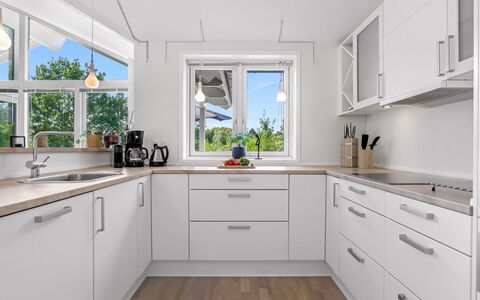 Skammel - 900M from the Sea: Keuken, Countertop, Flooring, Toestel Van De Keuken, Interieur Ontwerp, Hout, Cabinetry, Major Appliance, Verdieping, Plafond