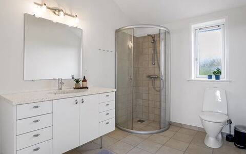 Skammel - 900M from the Sea: Loodgieterswerkinrichting, Interieur Ontwerp, Flooring, Badkamer, Verdieping, Badkamerkast, Wastafel In De Badkamer, Wastafel, Loodgieter, Kraan