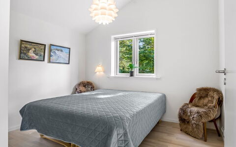 Skammel - 900M from the Sea: Interieur Ontwerp, Slaapkamer, Meubilair, Bed, Flooring, Hout, Plafond, Verdieping, Bedding, Laken