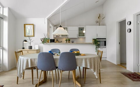 Skammel - 900M from the Sea: Meubilair, Interieur Ontwerp, Flooring, Eetkamer, Stoel, Verdieping, Keuken En Eettafel, Tafel, Hout, Plafond