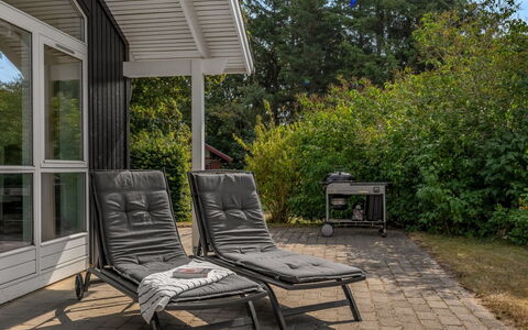 Skammel - 900M from the Sea: Hout, Buitenmeubels, Meubilair, Stoel, Hardwood, Schaduw, Tuin, Backyard, Ligstoel, Werf