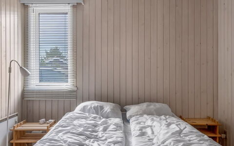 Asmara - 200M from the Sea: Hout, Slaapkamer, Flooring, Interieur Ontwerp, Verdieping, Plafond, Laken, Bedding, Bed, Linens