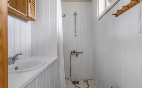 Asmara - 200M from the Sea: Muur, Hout, Flooring, Loodgieterswerkinrichting, Verdieping, Plafond, Interieur Ontwerp, Badkamer, Wastafel, Loodgieter