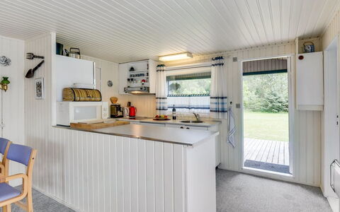 Gangulf - 150M from the Sea: Hout, Plafond, Keuken, Hardwood, Countertop, Beits, Stoel, Houten Vloer, Cabinetry