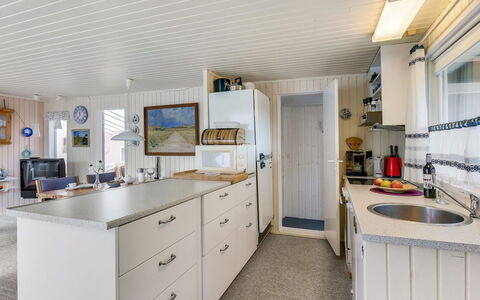 Gangulf - 150M from the Sea: Keuken, Countertop, Plafond, Cabinetry, Wastafel, Major Appliance, Toestel Van De Keuken, Stoel, Hardwood, Kraan