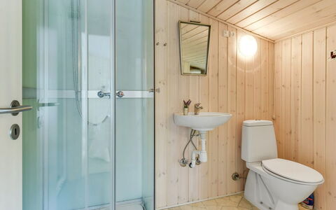 Gangulf - 150M from the Sea: Badkamer, Loodgieterswerkinrichting, Flooring, Wastafel In De Badkamer, Verdieping, Hout, Interieur Ontwerp, Toilet, Wastafel, Plafond