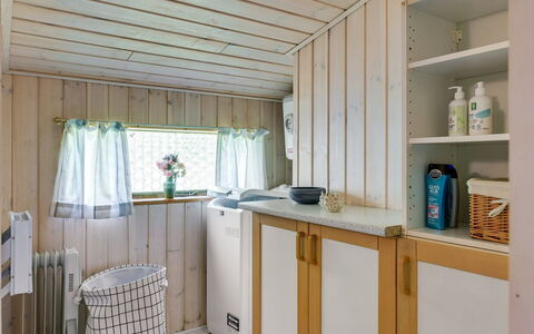 Gangulf - 150M from the Sea: Hout, Interieur Ontwerp, Flooring, Plafond, Verdieping, Kamer, Beits, Keuken, Hardwood, Cabinetry
