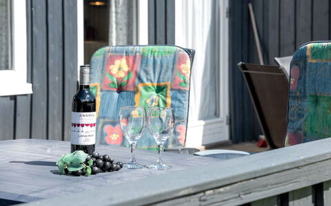 Gangulf - 150M from the Sea: Meubilair, Tafel, Stoel, Buitenmeubels, Buitentafel, Bloempot, Kamerplant, Beits, Hardwood, Balkon