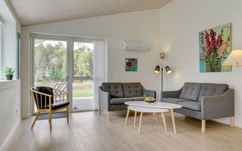 Alona - 250M from the Sea: Meubilair, Flooring, Interieur Ontwerp, Bankstel, Hout, Verdieping, Woonkamer, Houten Vloer, Plafond, Tafel