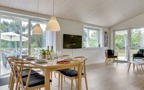 Alona - 250M from the Sea: Meubilair, Flooring, Interieur Ontwerp, Hout, Houten Vloer, Verdieping, Keuken En Eettafel, Stoel, Eetkamer, Tafel