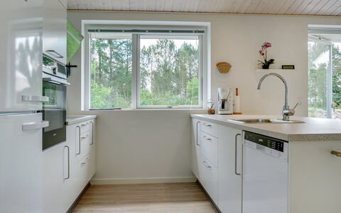 Alona - 250M from the Sea: Flooring, Interieur Ontwerp, Hout, Countertop, Keuken, Verdieping, Plafond, Cabinetry, Huis, Loodgieterswerkinrichting