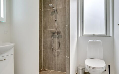 Alona - 250M from the Sea: Badkamer, Flooring, Muur, Verdieping, Loodgieterswerkinrichting, Wc Bril, Toilet, Interieur Ontwerp, Loodgieter, Tegel